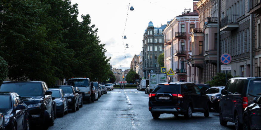 Питер уйдет. Петербургские дворы в центре. Питер в сентябре. Питер город 2022. Невский перекрыт прикол.