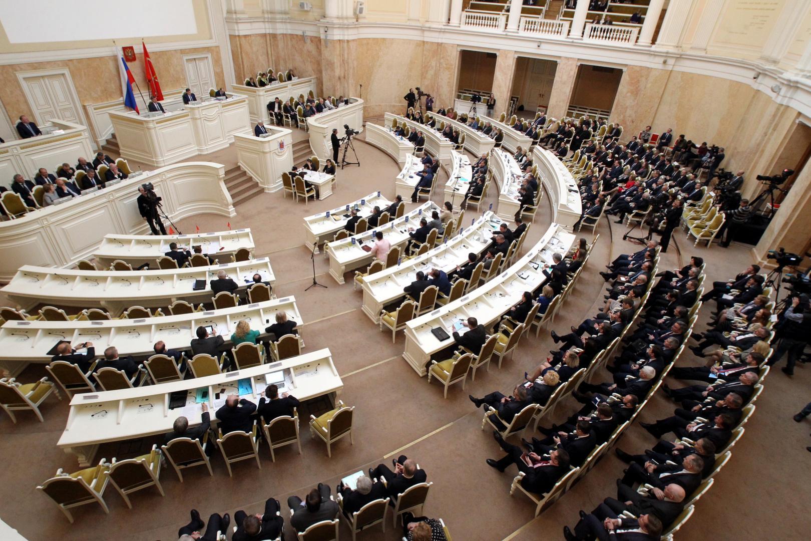 Парламент осуществляет в государстве законодательную. Законодательный парламент. Депутаты законодательных органов. Россия правление парламент. Законодательная власть города.