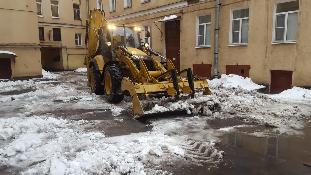 Уборка ударными темпами: как Петербург справляется со снежной стихией