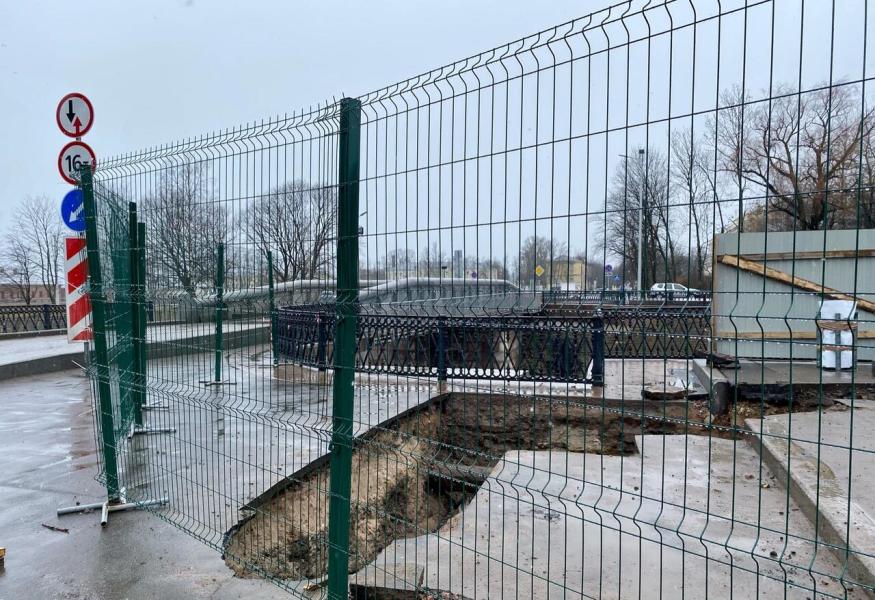 Закрывают кронштадт. Доковый мост в Кронштадте. Доковый мост. Доковый бассейн в Кронштадте.