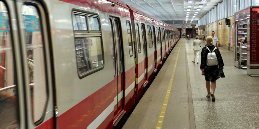 2017 год в метро. Петербургское метро. Питер вагон метро зеленая ветка. Вагоны метро Санкт-Петербурга 2022.